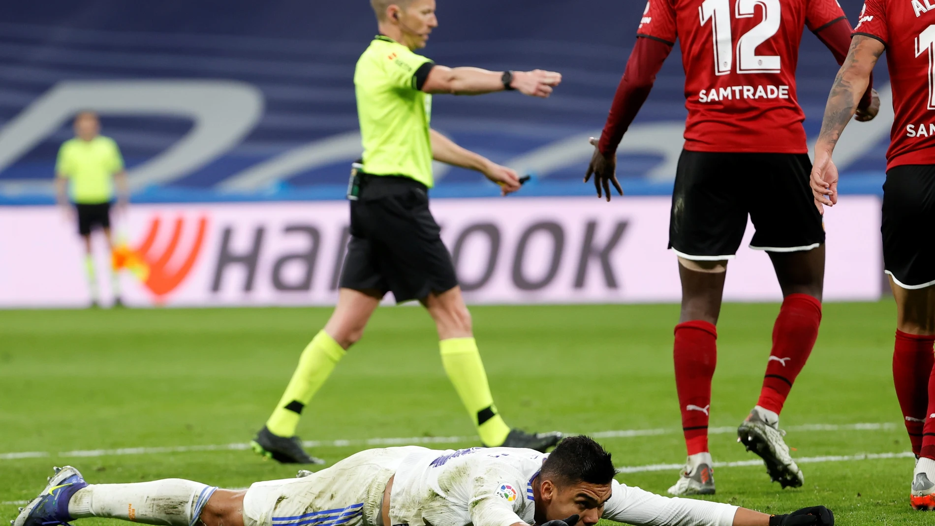 Casemiro, en el suelo, mientras Hernández Hernández pita penalti
