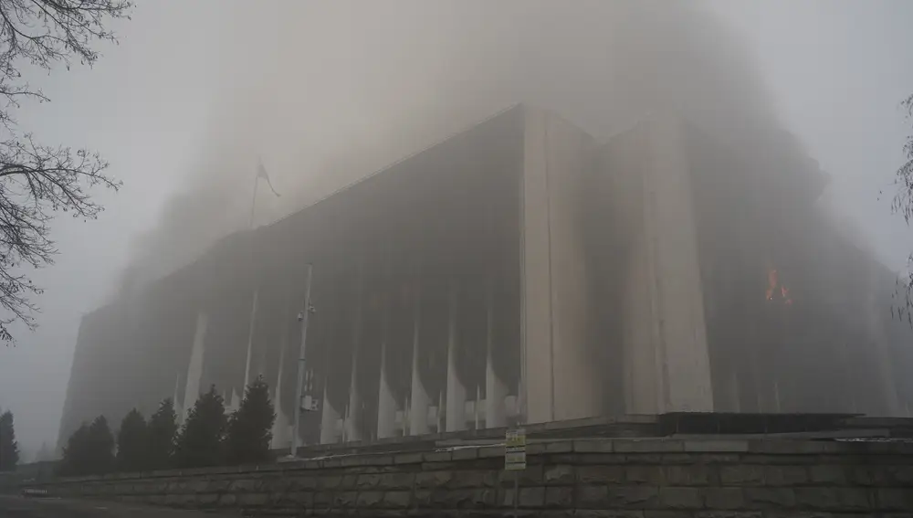 Humo en la fachada del Ayuntamiento en Almaty, el pasado jueves