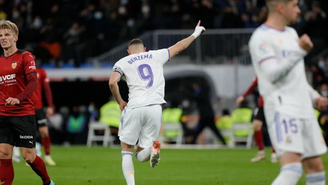 Benzema celebra uno de los goles que le marcó al Valencia y con los que llegó a los 301 goles de blanco