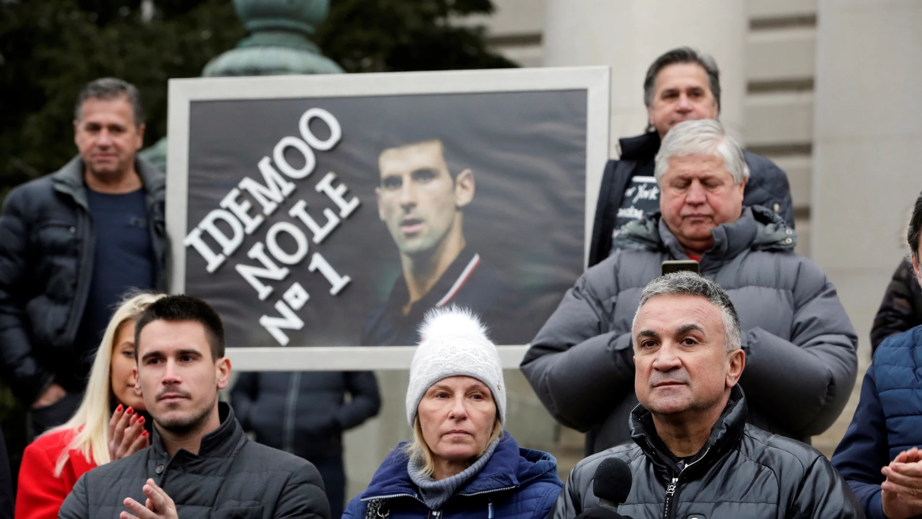 Manifestantes a favor de Novak Djokovic