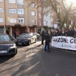 VALLADOLID, 09/01/2022.- Ganaderos protestan a la llegada del presidente del Gobierno, Pedro Sánchez, por las declaraciones del ministro de Consumo, Alberto Garzón, al mitin del PSCYL celebrado hoy en Palencia para presentar al candidato socialista a la presidencia de la Junta de Castilla y León, Luis Tudanca.EFE/Nacho Gallego