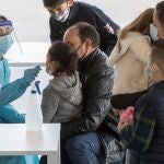 Una sanitaria realiza un test de antígenos a una niña este domingo en el vivero de empresas de Archena, (Murcia)