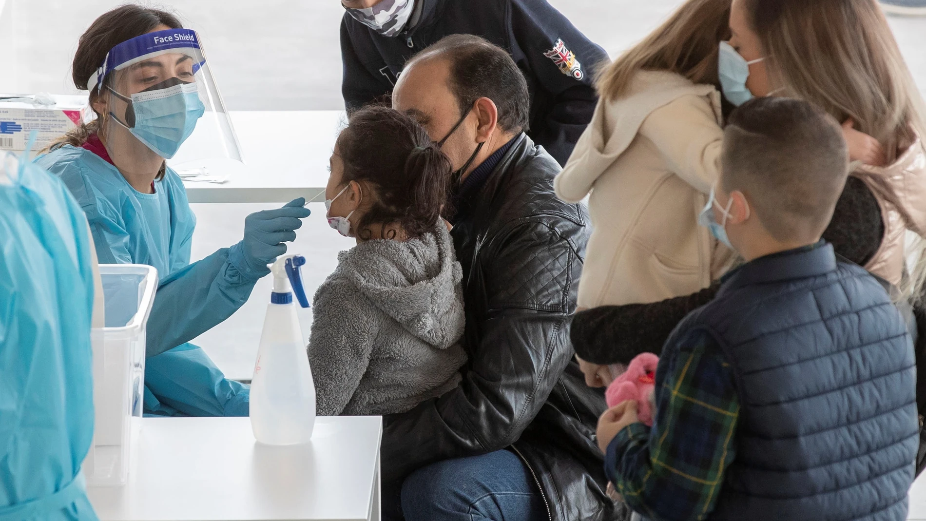 Una sanitaria realiza un test de antígenos a una niña este domingo en el vivero de empresas de Archena, (Murcia)