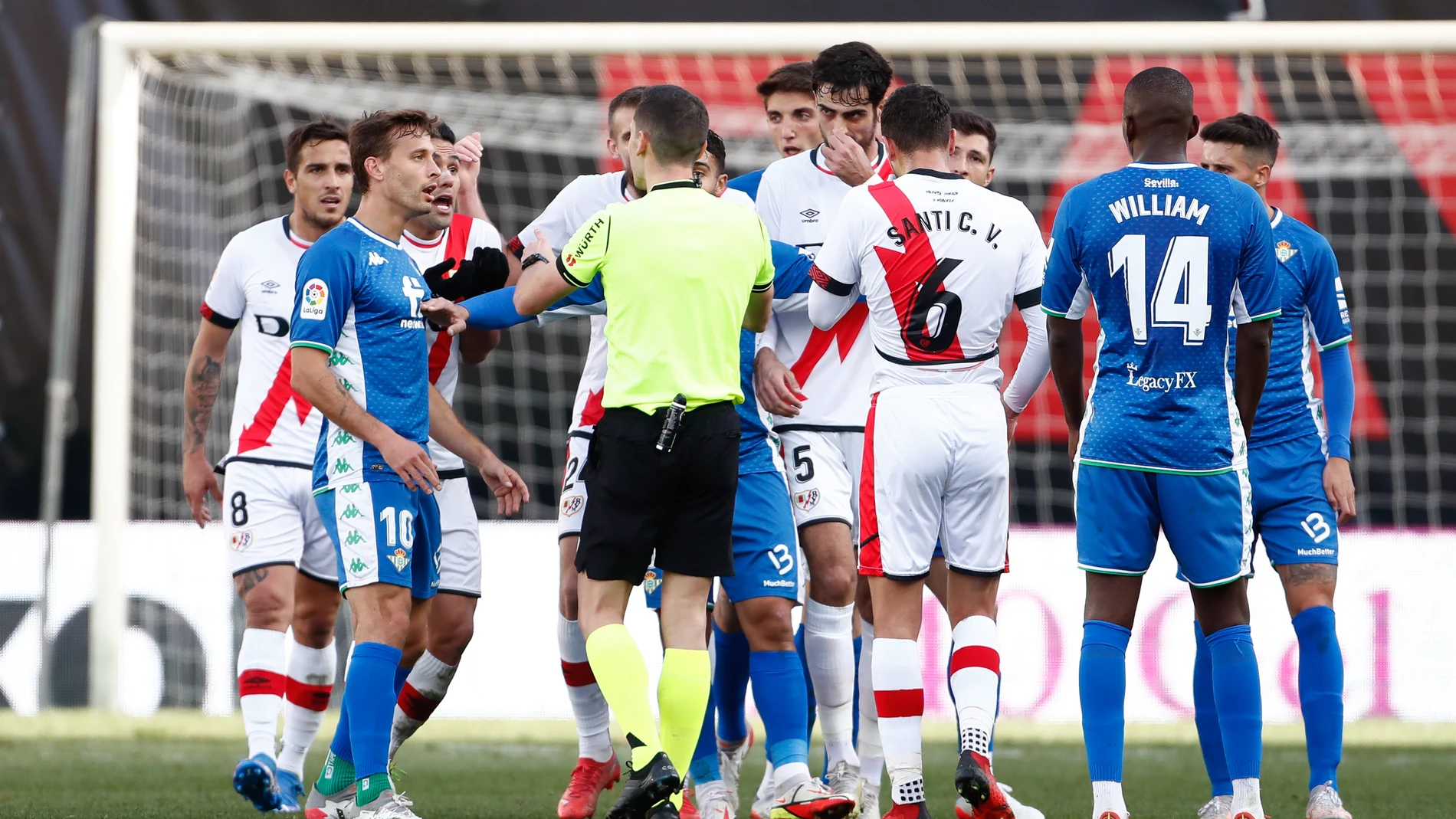 El Betis se quejó en Twitter de la actuación del árbitro en su partido de LaLiga contra el Rayo Vallecano