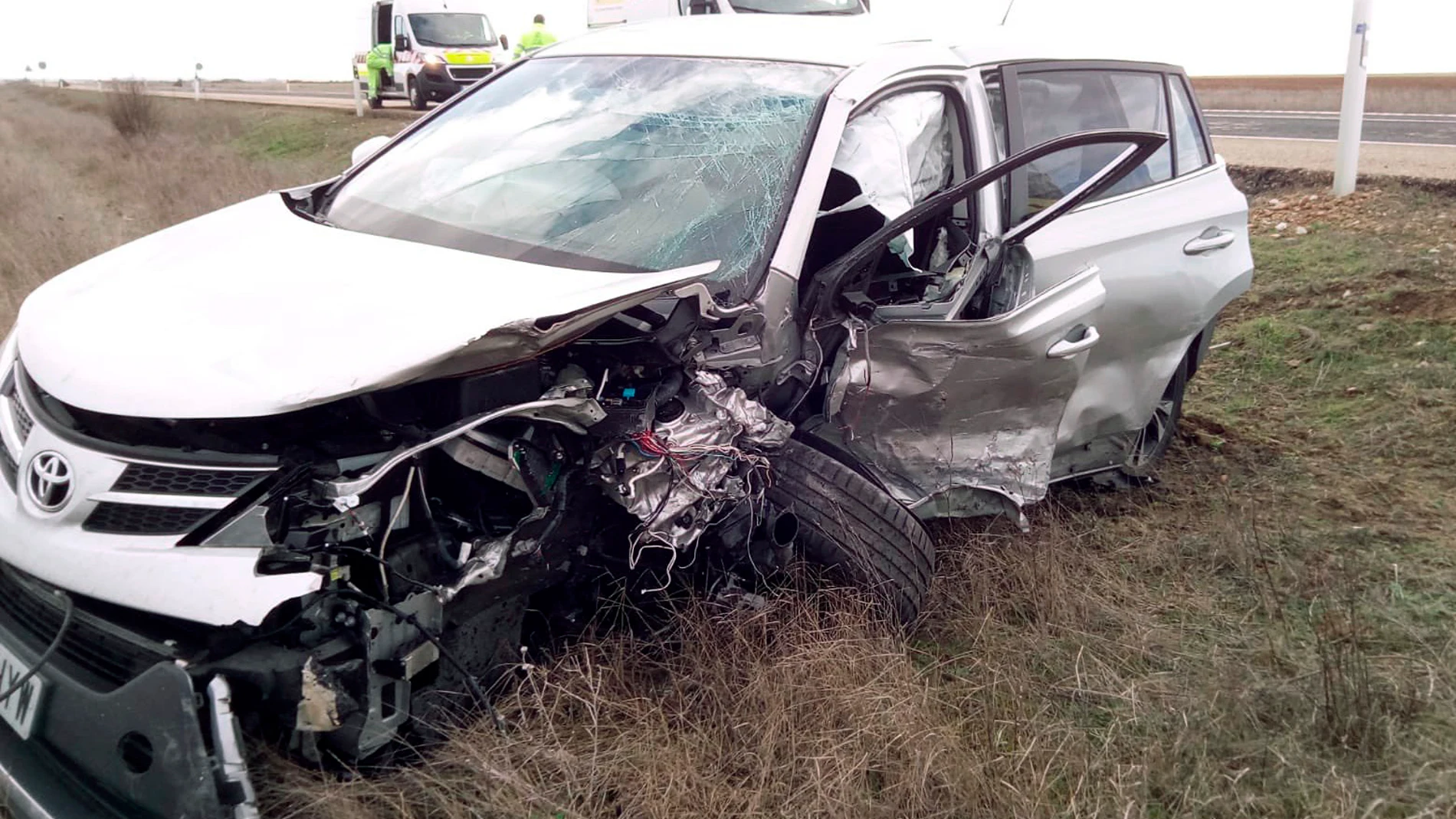 Accidente de tráfico entre dos turismos en el kilómetro 255 de la carretera N-601, en Ceínos de Campos (Valladolid), en el que una persona falleció y otras tres resultaron heridas