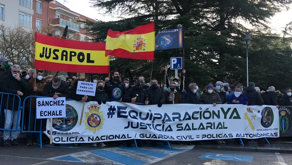 Manifestación de Jusapol en Palencia contra Pedro Sánchez