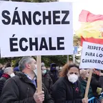 Ganaderos protestan a la llegada del presidente del Gobierno, Pedro Sánchez, por las declaraciones del ministro de Consumo, Alberto Garzón, en Palencia
