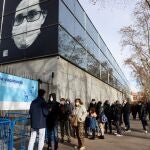 Colas para vacunarse contra la covid-19 ante el recinto ferial de la Fira de Barcelona donde se ha instalado un punto de vacunación, este domingo