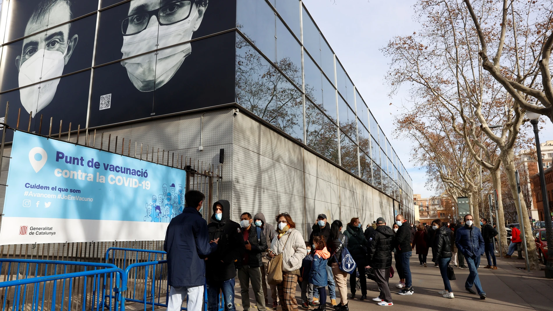 Colas para vacunarse contra la covid-19 ante el recinto ferial de la Fira de Barcelona donde se ha instalado un punto de vacunación, este domingo