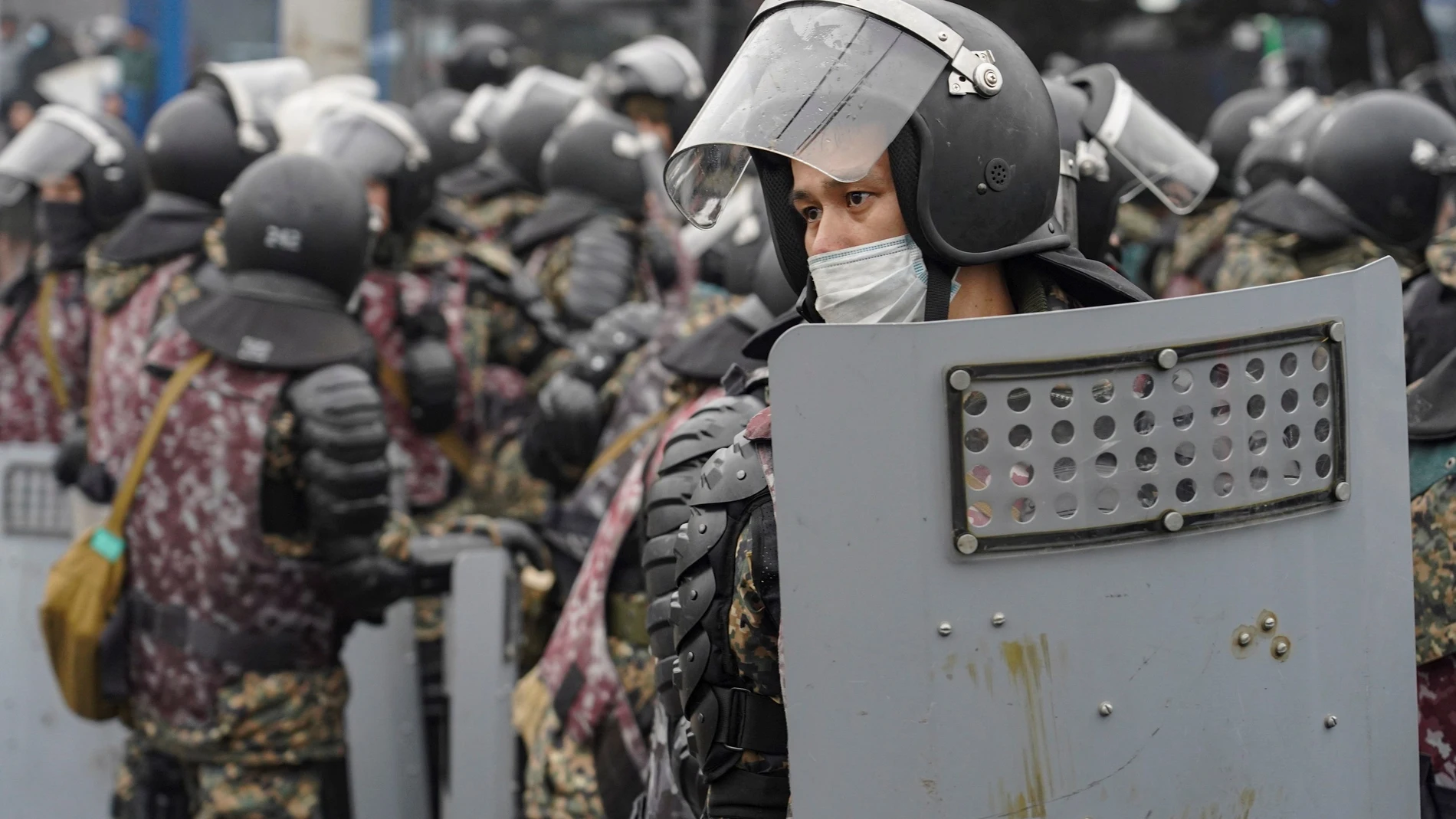 Un policía kazajo durante las protestas contra la subida del precio del combustible el pasado 5 de enero en Almaty
