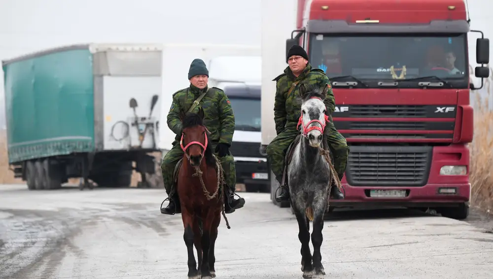Dos personas son fotografiadas en el paso fronterizo de Ak-Tilek, en la frontera entre Kirguistán y Kazajstán, a 10 de enero del 2022, en Bishkek, (Kirguistán). Kazajistán ha suspendido unilateralmente el paso de personas, vehículos y mercancías en los puestos de control Korday-Avtodorozhny, Karasu-Avtodorozhny y Kegen-Avtodorozhny.