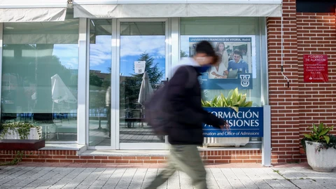 Un alumno en las inmediaciones de un campus universitario