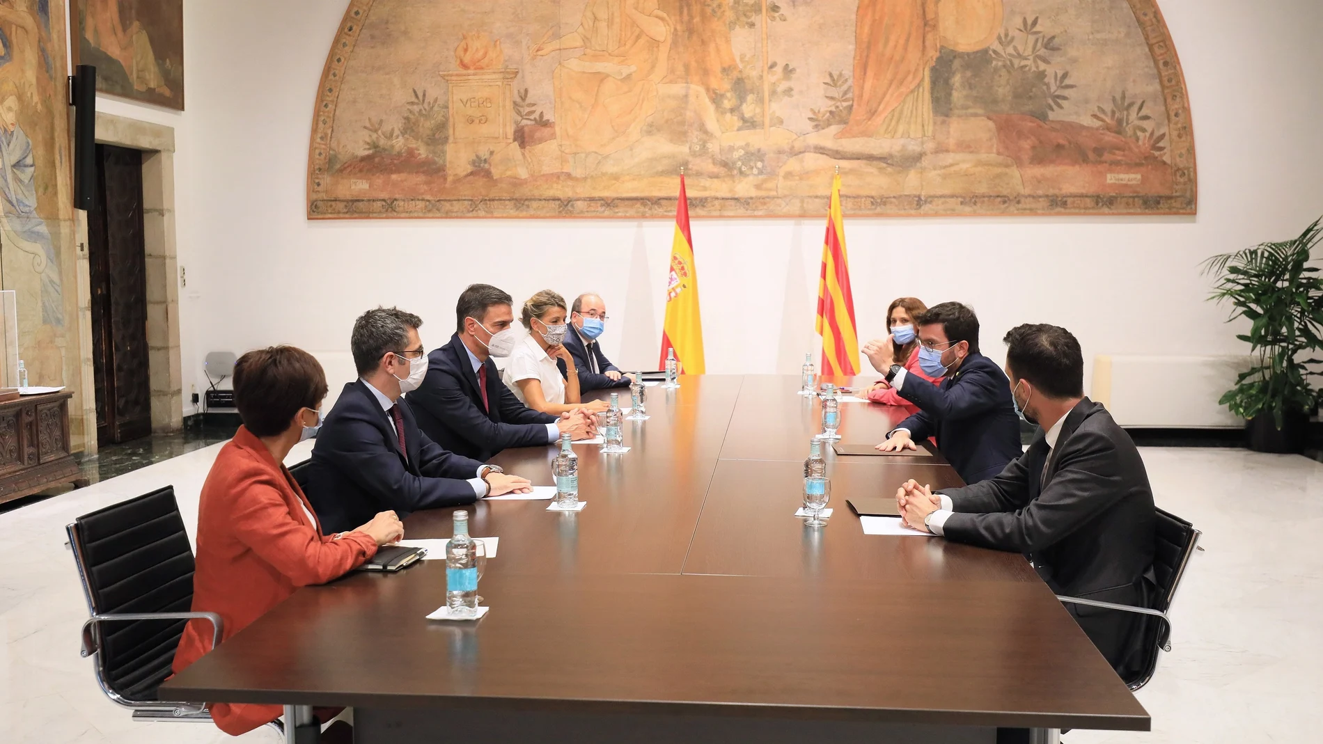 El presidente de la Generalitat, Pere Aragonès, y el presidente del Gobierno, Pedro Sánchez, en el Palau de la Generalitat en Barcelona, junto los ministros y consellers que han participado en la mesa de diálogo sobre Cataluña.