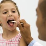 Doctor examina la garganta de una niña | Fuente: Altopress