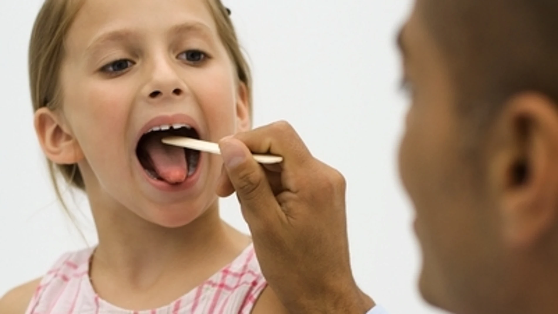 Doctor examina la garganta de una niña | Fuente: Altopress