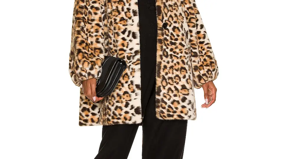 Abrigo de leopardo con manga abullonada, de House of Harlow 1960