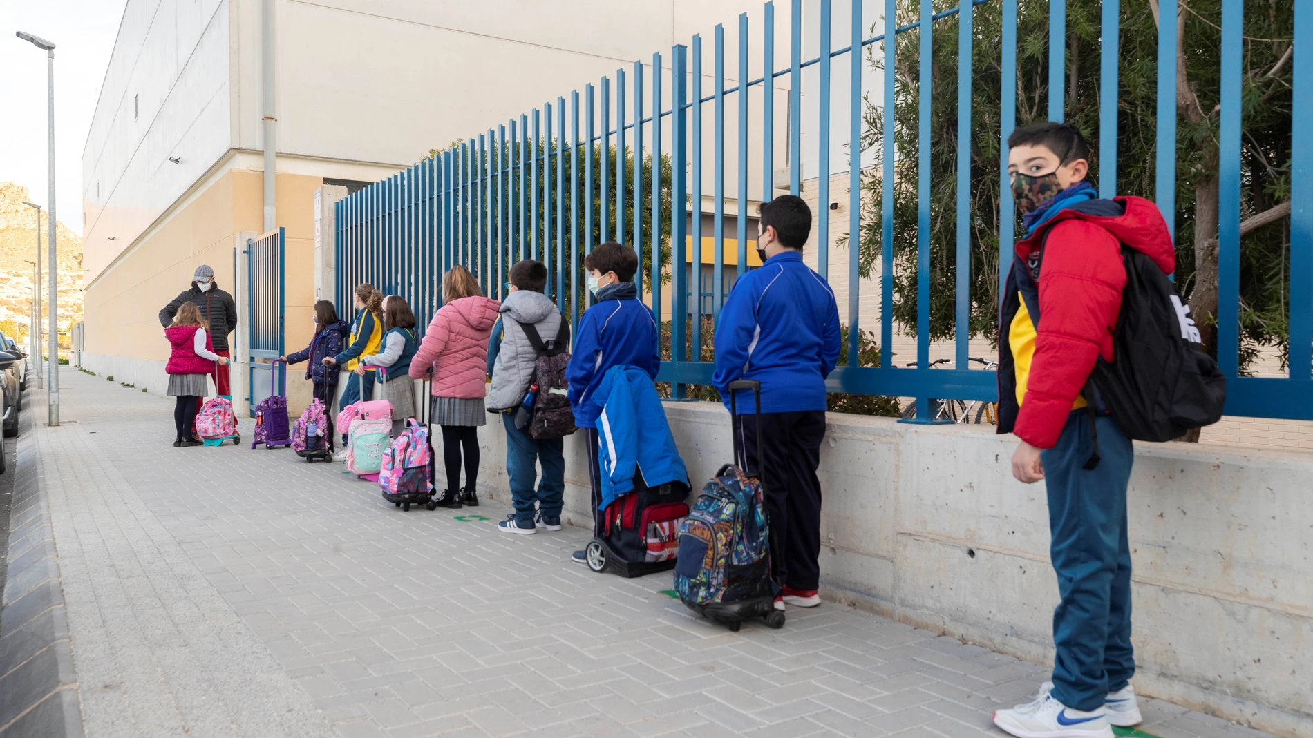 Alumnos del Instituto de Educación Secundaria Vivente Medina de Archena, Murcia, se someten a test de antígenos, este lunes, en el primer día de clase tras las vacaciones de Navidad.