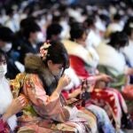 Yokohama (Japan), 10/01/2022.- Kimono-clad young Japanese women wearing protective face masks attend their Coming of Age Day ceremony at Yokohama Arena amid the coronavirus disease (COVID-19) pandemic, in Yokohama, south of Tokyo, Japan, 10 January 2022. Coming of Age Day celebrates all those who reached 20 years of age, which is considered adulthood in Japan. (Japón, Tokio) EFE/EPA/FRANCK ROBICHON