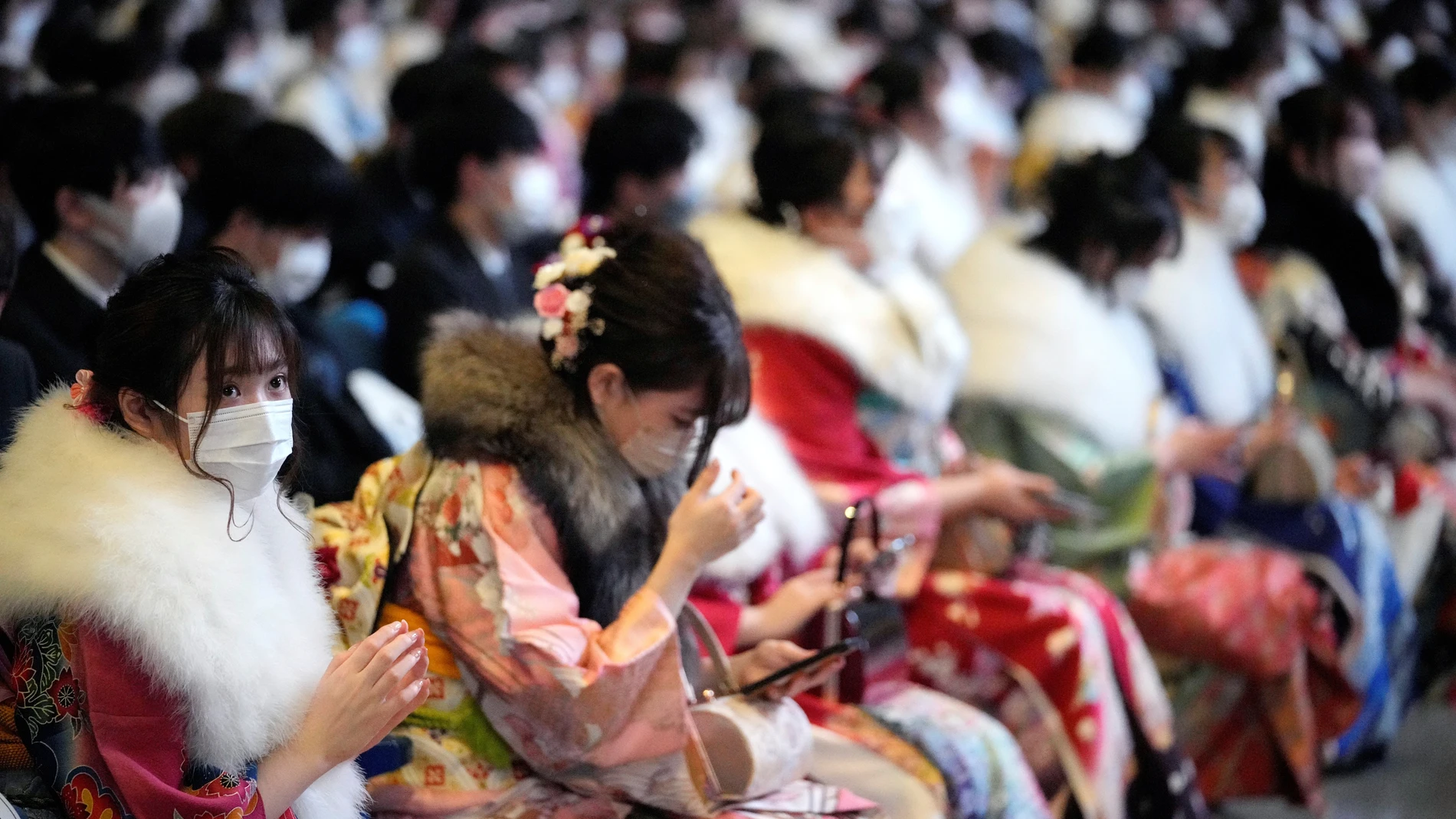 Yokohama (Japan), 10/01/2022.- Kimono-clad young Japanese women wearing protective face masks attend their Coming of Age Day ceremony at Yokohama Arena amid the coronavirus disease (COVID-19) pandemic, in Yokohama, south of Tokyo, Japan, 10 January 2022. Coming of Age Day celebrates all those who reached 20 years of age, which is considered adulthood in Japan. (Japón, Tokio) EFE/EPA/FRANCK ROBICHON