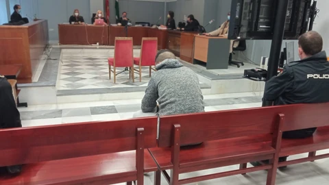 El acusado de agredir sexualmente e intentar matar a una agente de la Guardia Civil antes del inicio del juicio. EUROPA PRESS