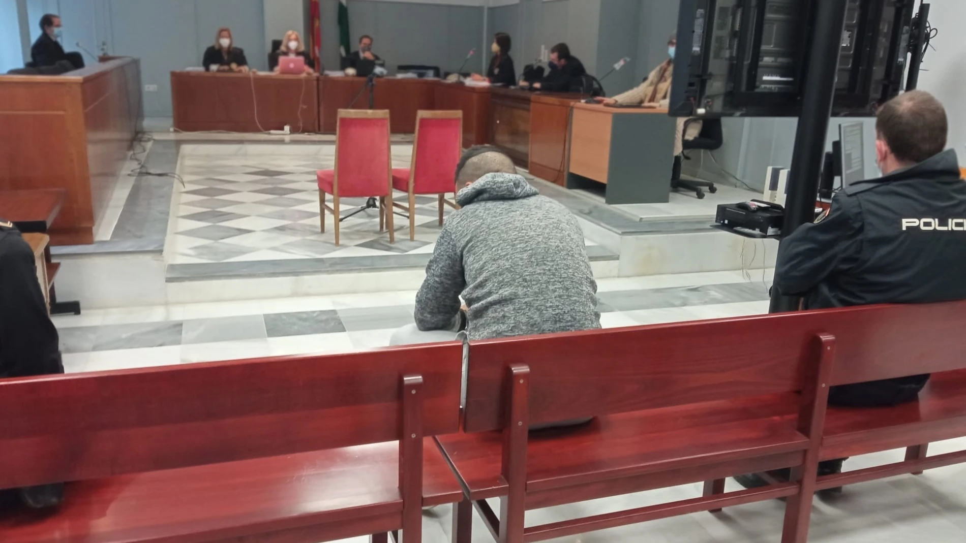 El acusado de agredir sexualmente e intentar matar a una agente de la Guardia Civil antes del inicio del juicio. EUROPA PRESS