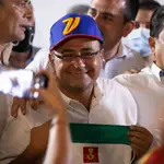 El candidato opositor a la Gobernación de Barinas Sergio Garrido sonríe tras su victoria