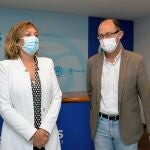 La portavoz de Agricultura del Grupo Parlamentario Popular en el Congreso, Milagros Marcos (i), y el diputado nacional por Palencia, Jorge Domingo Martínez (d) en una rueda de prensa en Palencia para defender a los agricultores y ganaderos