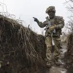 Un soldado ucraniano camina en la línea de separación entre la parte pro occidental y la dominada por los separatistas pro rusos
