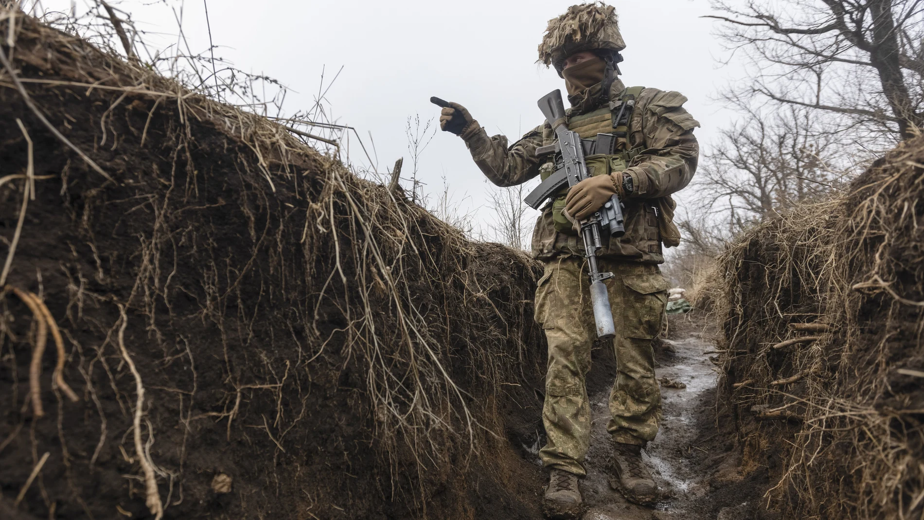 Un soldado ucraniano camina en la línea de separación entre la parte pro occidental y la dominada por los separatistas pro rusos