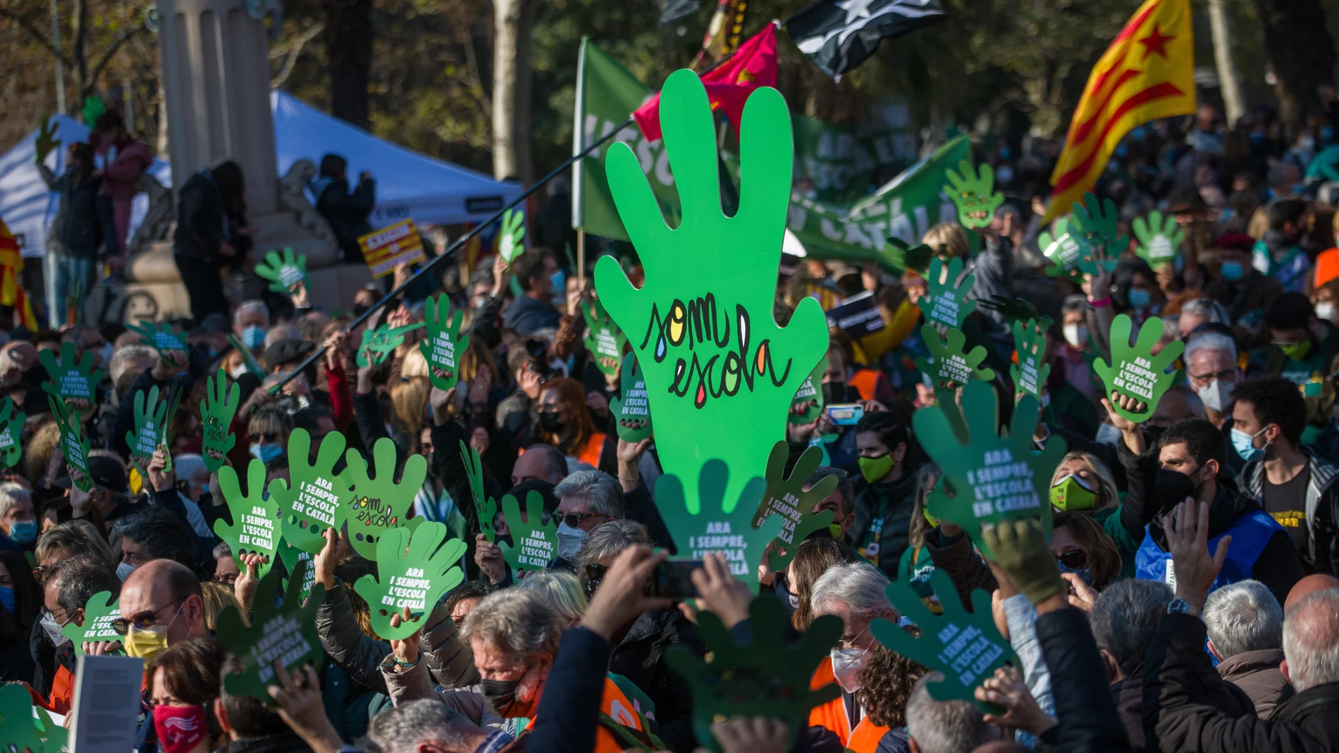 Varias personas acuden a la manifestación contra el fallo del 25% de castellano.