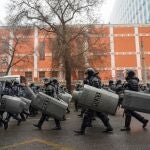 Policías kazajos durante las protestas por el aumento de los precios de la energía en Almaty, Kazajstán, el 5 de enero de 2022.