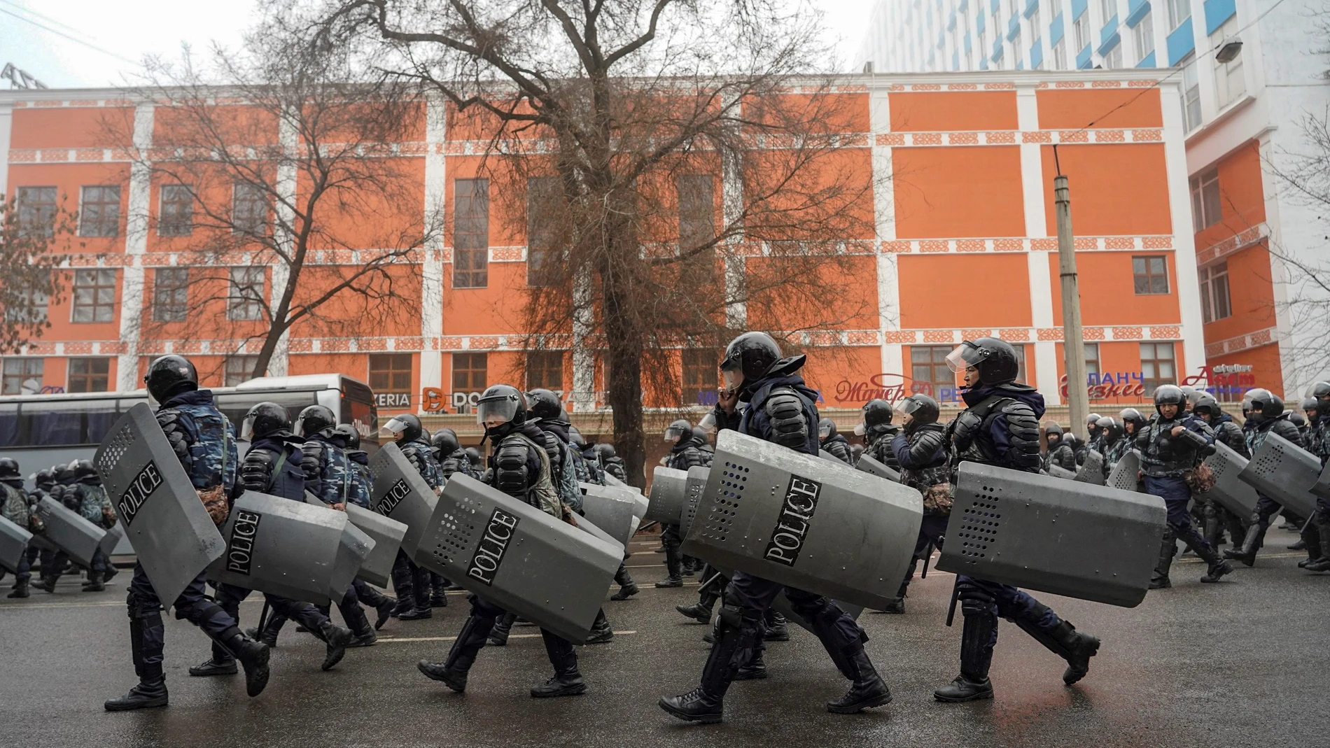 Policías kazajos durante las protestas por el aumento de los precios de la energía en Almaty, Kazajstán, el 5 de enero de 2022.