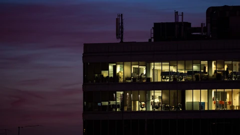Edificios con luz durante la noche