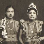 Mujeres zapotecas lucen la vestimenta tradicional del Estado de Oaxaca