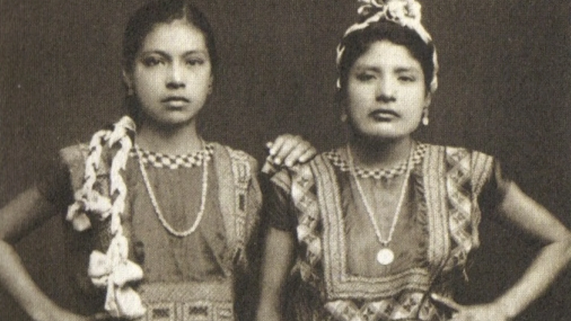 Mujeres zapotecas lucen la vestimenta tradicional del Estado de Oaxaca