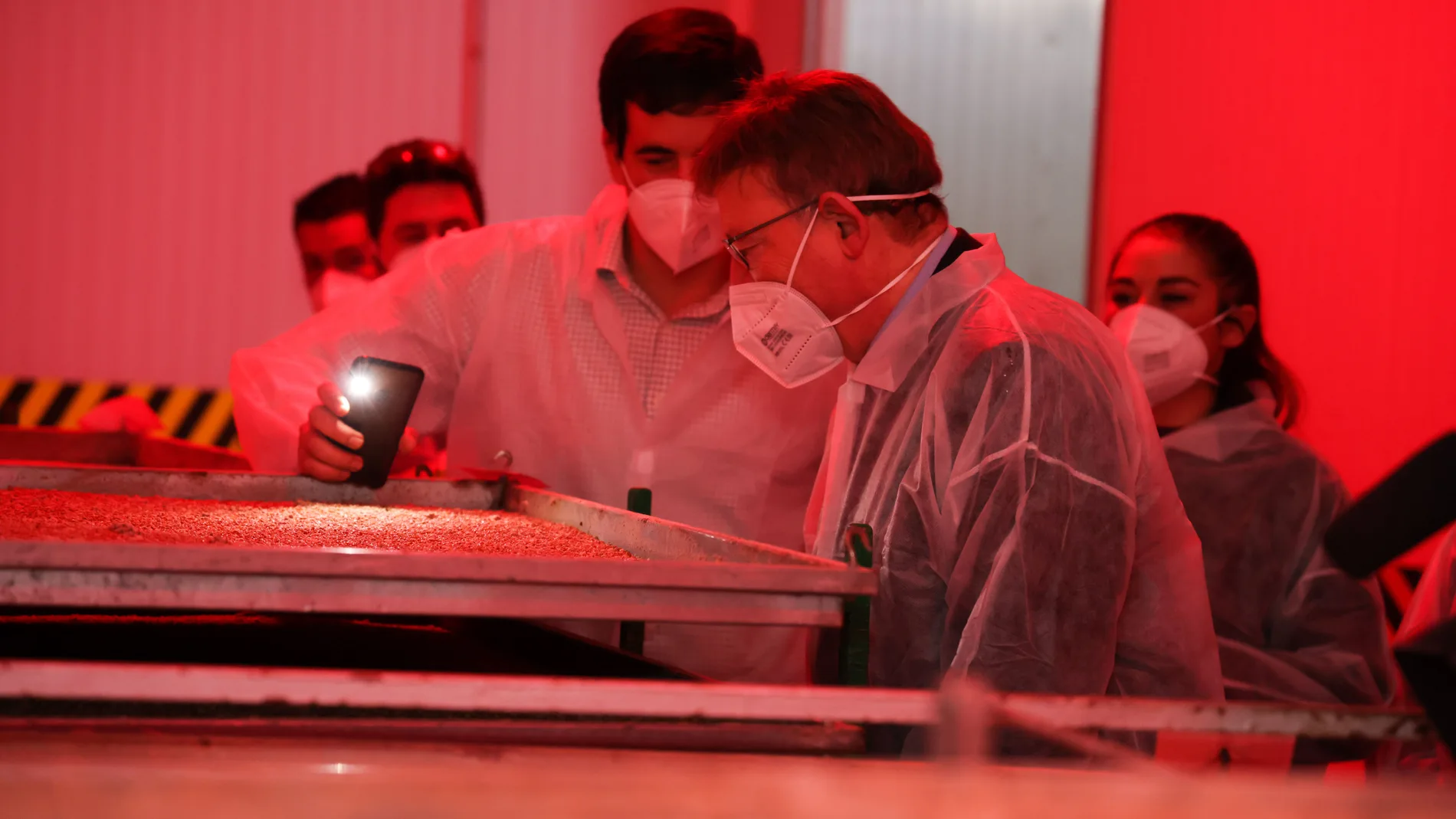 El presidente de la Generalitat valenciana, Ximo Puig, hoy durante su visita a la bioplanta de Caudete