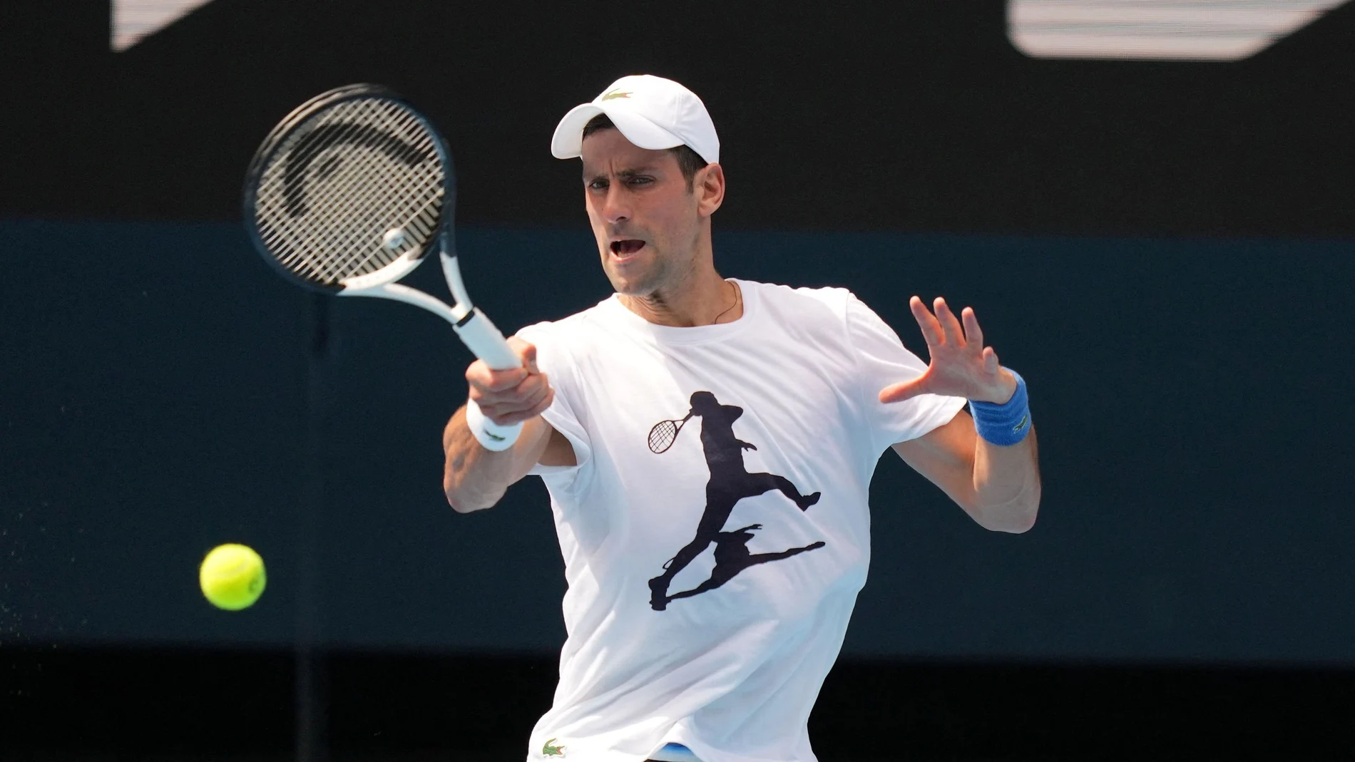 Novak Djokovic se entrena en Melbourne Park.