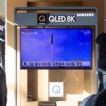 Surcoreano en Seúl frente a una televisión que muestra el lanzamiento de un misil