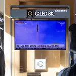 Surcoreano en Seúl frente a una televisión que muestra el lanzamiento de un misil