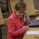 La primera ministra de Escocia, Nicola Sturgeon, durante una sesión en el Parlamento escocés