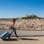 Una turista pasea por un pueblo de Jaén