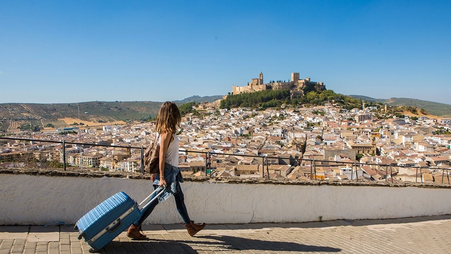 Una turista pasea por un pueblo de Jaén