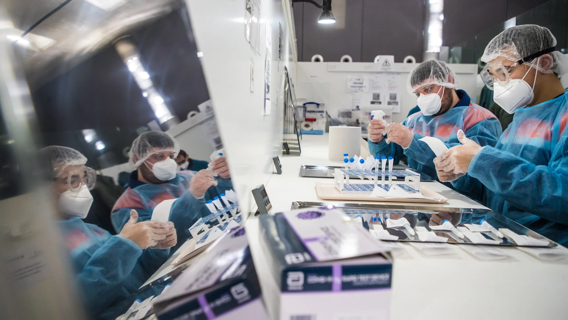 Trabajadores sanitarios revisan test de antígenos de pasajeros en el aeropuerto Charles de Gaulle de París