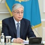 El presidente Kasim-Zhomart Tokayev durante una sesión plenaria en el Parlamento kazajo.