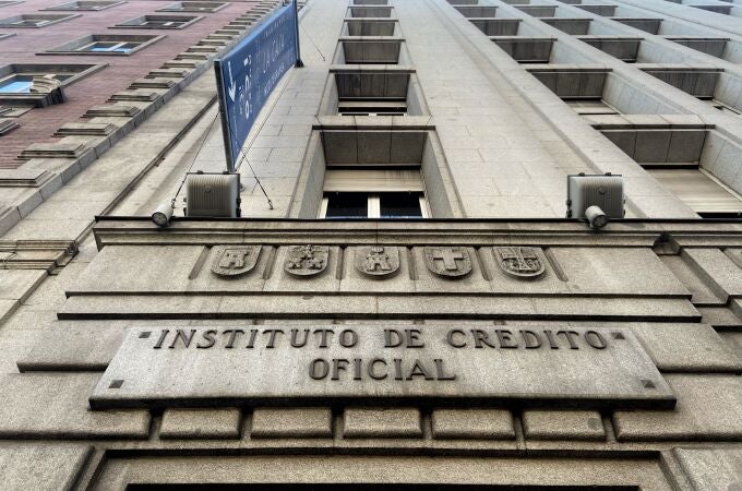 Una de las puertas de acceso de la sede del ICO (Instituto del Crédito Oficial), en el Paseo del Prado de Madrid