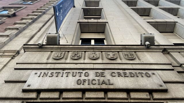 Una de las puertas de acceso de la sede del ICO (Instituto del Crédito Oficial), en el Paseo del Prado de Madrid