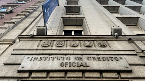 Una de las puertas de acceso de la sede del ICO (Instituto del Crédito Oficial), en el Paseo del Prado de Madrid