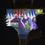 Nicaragüenses contemplan por televisión la investidura de Daniel Ortega y su mujer Rosario Murillo
