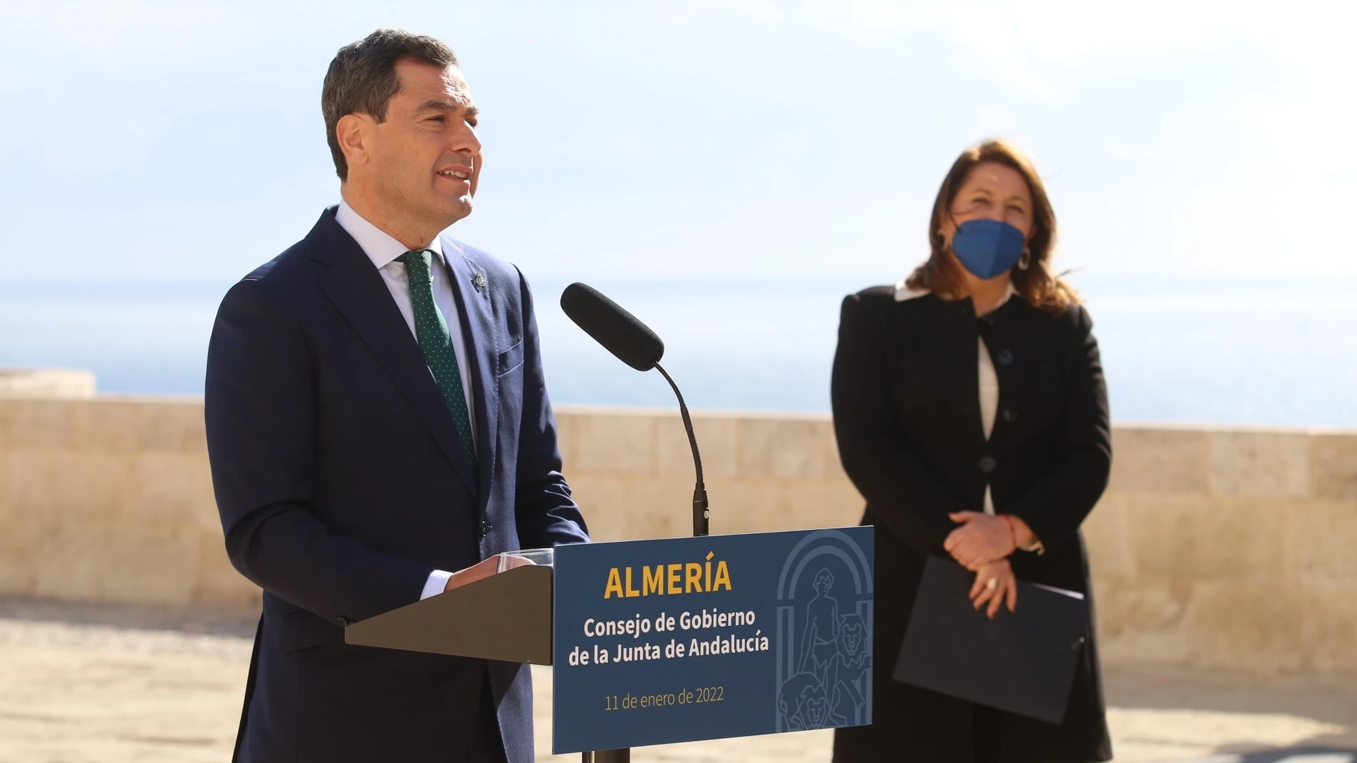 El presidente de la Junta de Andalucía, Juanma Moreno, y la consejera de Agricultura, Carmen Crespo. RAFAEL GONZÁLEZ/EUROPA PRESS