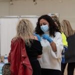 Una mujer recibe la vacuna contra el coronavirus en Cartagena